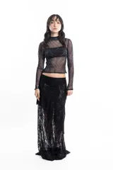 Top de mangas largas de tul negro traslúcido con cuello alto y estampado abstracto en tonos grises.