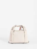 Bolso tipo hobo convertible a mochila, color marrón, con múltiples bolsillos frontales con cierre y herrajes plateados. Incluye un llavero decorativo removible con cuentas de colores y correa regulable.