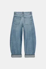 Jeans de tiro medio y corte balloon leg con efecto lavado, bolsillos clásicos y botamanga con vuelta.
