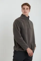 Sweater azul de polar con cuello alto y cierre parcial con cremallera.