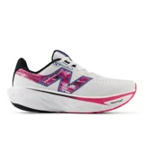 Championes de running New Balance Fresh Foam X 1080v14 para mujer, color blanco con detalles en rosa, violeta y negro. Presentan la inscripción "New York City" en el logo lateral.