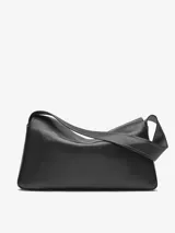 Bolso de hombro negro de cuero liso, con asa corta y logo grabado en dorado.