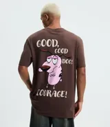 Remera masculina modelo comfort de algodón color marrón, con cuello redondo y mangas cortas. Presenta una estampa del personaje Coraje el Perro Cobarde en la espalda, con el texto "GOOD, GOOD DOG! COURAGE!".