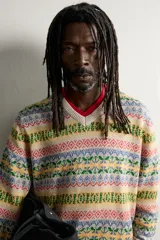 Jersey de punto regular fit, tejido en hilatura de lino, con cuello en V y manga larga. Presenta un diseño de patrones geométricos multicolores y acabados en rib. Colección especial Aaron Levine x Zara.