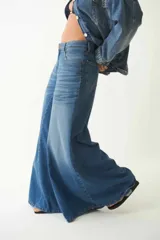 Pantalón palazo de denim azul, de tiro alto y corte amplio.