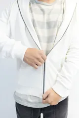 Campera blanca con capucha y cierre frontal, confeccionada en algodón fino de punto.