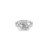 Anillo de la colección Matrix con diseño de nudo en forma de lazo, bañado en rodio y decorado con circonitas en talla baguette engastadas en garra.