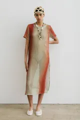 Vestido midi de red con estampa degradé en tonos naranja, beige y verde. Tiene tajos a los costados.