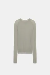 Jersey de punto semitransparente color gris claro, con cuello redondo y manga larga.