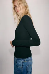 Camiseta de algodón negro de corte slim fit, con cuello subido, manga larga y cierre frontal de botones pequeños.