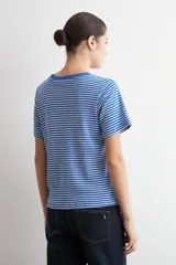 Remera de manga corta con diseño a rayas horizontales azules y blancas, y cuello redondo liso.