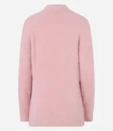 Suéter de punto color crema con cuello redondo y mangas largas ajustadas. Modelo slim alargado con efecto de pelitos.