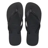 Ojotas Havaianas modelo Top, color gris oscuro con tiras plateadas metálicas con relieve.
