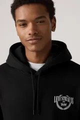 Buzo tipo hoodie color negro, con capucha ajustable con cordones y bolsillo frontal tipo canguro. Presenta un estampado gráfico pequeño en el pecho con el logo de la marca rodeado por una corona de laureles.