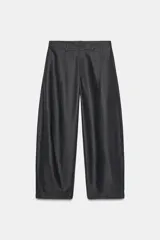 Pantalón de tiro medio confeccionado en mezcla de algodón, con diseño de corte recto y holgado. Presenta cintura con trabillas, cierre frontal con cremallera y botón, y bolsillos laterales ocultos en las costuras.