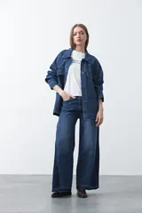 Remera blanca de manga corta con bordado frontal en azul que dice "dolce far niente the sweetness of doing nothing". Tiene un calce relajado.