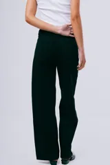 Pantalón wide leg negro, confeccionado en denim, con tiro alto y corte recto y amplio en las piernas.
