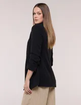 Blazer de crep color bordó de la marca BBJ, con cuello solapa, bolsillos delanteros y mangas tres cuartos con frunce.