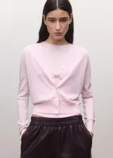 Cardigan de punto color rosado, con escote redondo, manga larga y cierre frontal con botones nacarados.