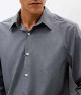 Camisa de manga larga Marfinno en color beige, con cuello camisero clásico y cierre frontal de botones.
