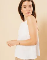 Musculosa blanca de lino con escote redondo y corte a la cadera.