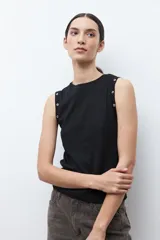 Top sin mangas color verde oliva, con cuello redondo y detalle de ojalillos metálicos a lo largo de los hombros.