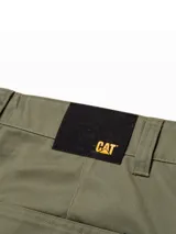 Pantalón cargo de twill color verde militar, de corte recto y holgado, con múltiples bolsillos utilitarios y trabillas para cinturón.