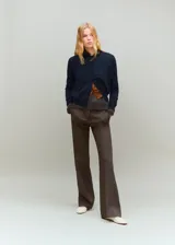 Cardigan de punto fino azul marino, confeccionado en mezcla de algodón y lana, de corte recto con cuello redondo, manga larga y cierre frontal de botones.