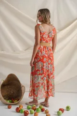 Vestido midi de crepe de seda estampado con hilos de lurex, con escote cruzado y lazo en la cintura. Falda cruzada con volado irregular.