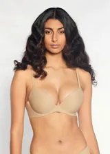 Soutien negro de microfibra sin costuras, con aro y copa preformada push up. Breteles regulables.