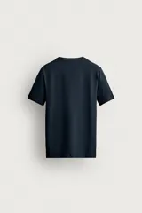 Camiseta slim fit de color azul marino, con cuello redondo y manga corta.
