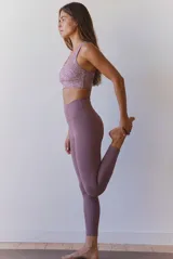 Legging fitness de tiro alto y ajuste skinny, color negro.