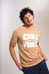 Remera tostada Original Penguin de manga corta y cuello redondo, con estampado frontal "Chill Vibes" en color blanco.
