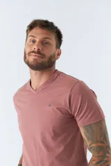 Remera básica de hombre con escote en V y manga corta. Presenta un diseño liso con un pequeño logo bordado en el pecho.