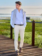 Pantalón de gabardina color beige, de corte recto y ajuste clásico con bolsillos laterales y traseros.