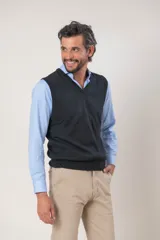 Chaleco de punto con cuello en V, confeccionado en lana merino, de diseño clásico y ajuste regular.