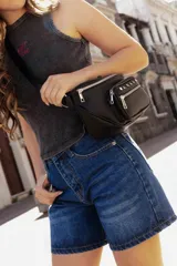 Short de jean largo, tiro alto, color azul medio con efecto desgastado.