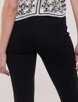 Pantalón jegging de tiro medio en tejido de denim azul, con calce ajustado skinny, cintura elastizada y bolsillos traseros funcionales.