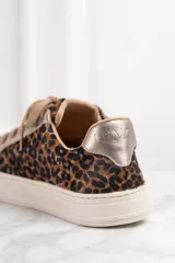 Zapatillas bajas con estampado animal print, cordones marrones y detalles en cuero color dorado.