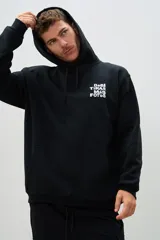 Buzo canguro negro con capucha y cordones ajustables. Estampado en la espalda con la imagen de un personaje de caricatura y el texto "Bad Bunny".