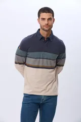 Remera polo de manga larga con diseño de franjas horizontales en tonos azul, gris y detalles en bordó. Presenta cuello camisero con cierre de botones y puños elásticos.
