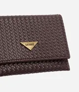 Billetera pequeña tipo sobre color marrón, marca Satínato, confeccionada en poliuretano con efecto trenzado. Cuenta con cierre de botón a presión y una placa metálica triangular con el logo de la marca en la solapa frontal.