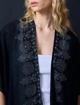 Kimono negro de gasa con apliques de brillos.