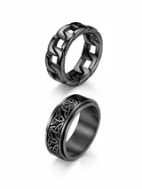 Conjunto de dos anillos de acero inoxidable en color negro. Uno de los anillos presenta un diseño de eslabones de cadena entrelazados, mientras que el otro cuenta con un grabado de nudos celtas en relieve.
