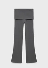 Pantalón de tiro medio con diseño flare y cintura con vuelta elástica. Confeccionado en tejido mezcla de algodón y poliéster.