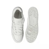 Championes adidas Forum Low CL en color blanco total, con diseño clásico de perfil bajo, confeccionados en cuero con detalles de textura en las icónicas tres tiras laterales y suela de goma con logo grabado.