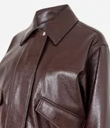 Campera bomber de cuero sintético color marrón oscuro, con cuello camisero, cierre frontal con botones metálicos y elástico en el ruedo.