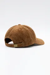 Gorro tipo gorra de béisbol confeccionado en pana color tostado, con diseño clásico de seis paneles y visera curva.