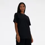 Remera de algodón de corte holgado, con cuello redondo y mangas cortas. Presenta un diseño minimalista en color negro con un pequeño logo bordado en el pecho.