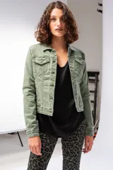 Campera de jean verde militar con cuello clásico, cierre frontal con botones metálicos, bolsillos con solapa en el pecho y corte entallado. Confeccionada en 100% algodón.
